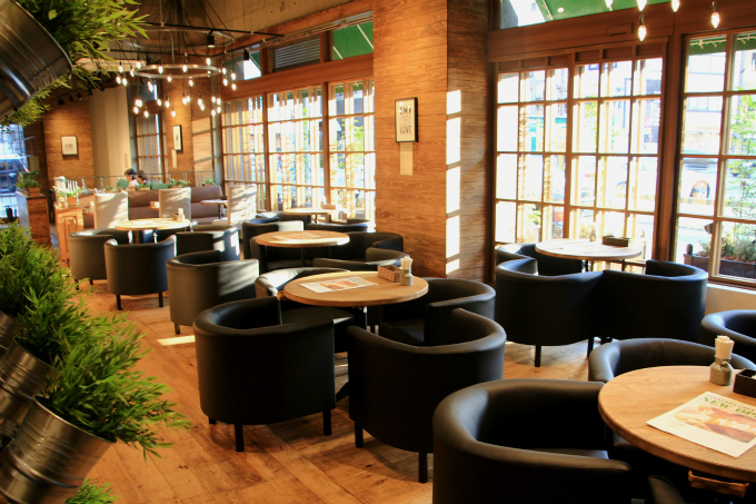 時間帯を問わず利用できる使い勝手のいいカフェが薬院駅そばにオープン！