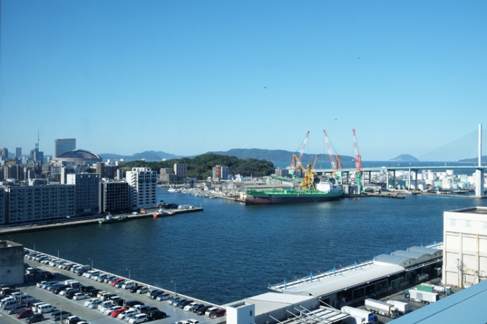 見て 触れて 食べて 観光客も楽しめる 長浜鮮魚市場 ガイド マンガで見る天神 天神サイト