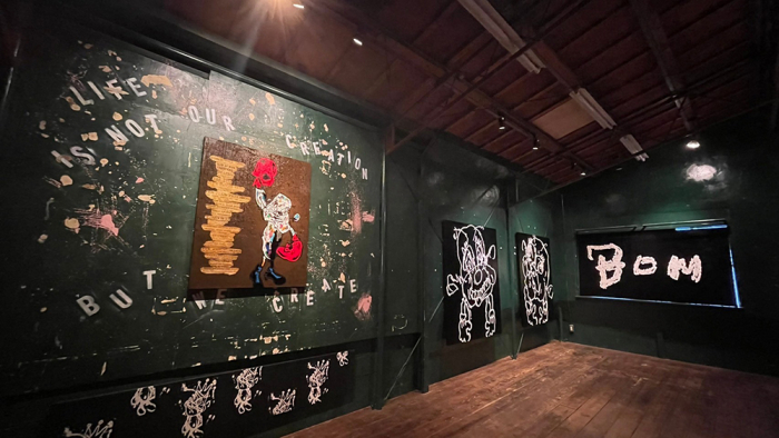 グローブを筆に、自身と闘い続けるアート ── 鬼塚勝也さんの個展が