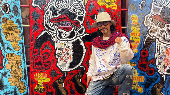 グローブを筆に、自身と闘い続けるアート ── 鬼塚勝也さんの個展が