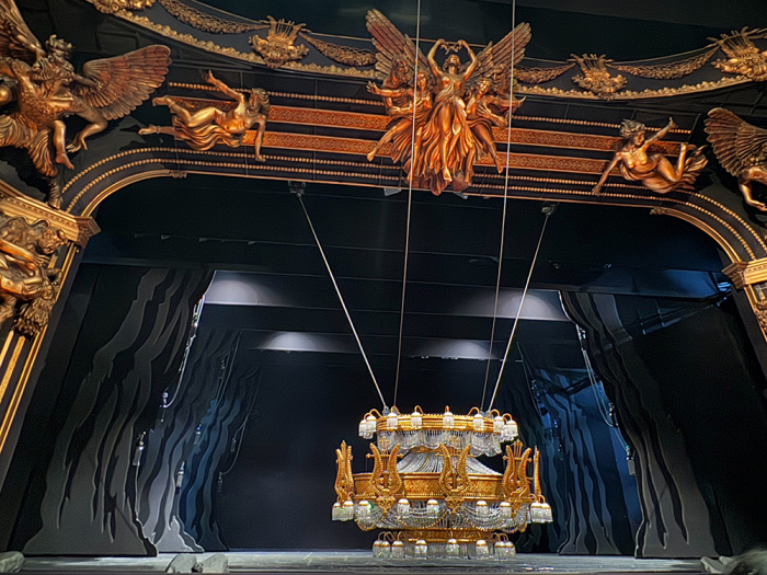 煌めくアーチと落下するシャンデリア、『オペラ座の怪人』の舞台裏を