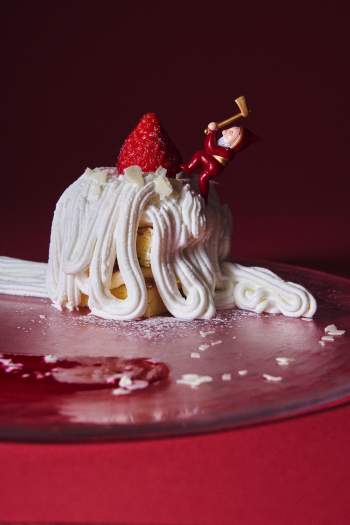 ホールケーキを“ひとりじめ”♪ショートケーキ風に仕立てたパンケーキ