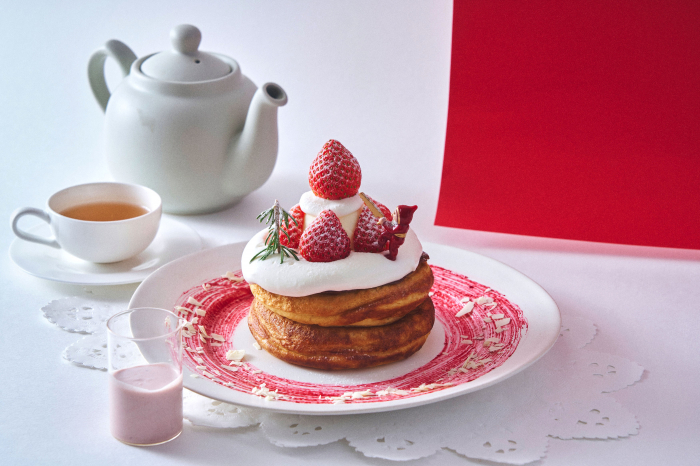 ホールケーキを“ひとりじめ”♪ショートケーキ風に仕立てたパンケーキ