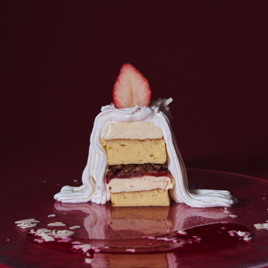 ホールケーキを“ひとりじめ”♪ショートケーキ風に仕立てたパンケーキ