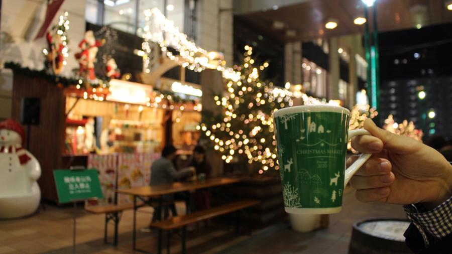 ホットワインで乾杯 パサージュ広場のクリスマスマーケット 福岡天神 天神サイト