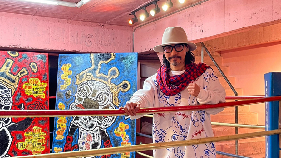 グローブを筆に、自身と闘い続けるアート ── 鬼塚勝也さんの個展が
